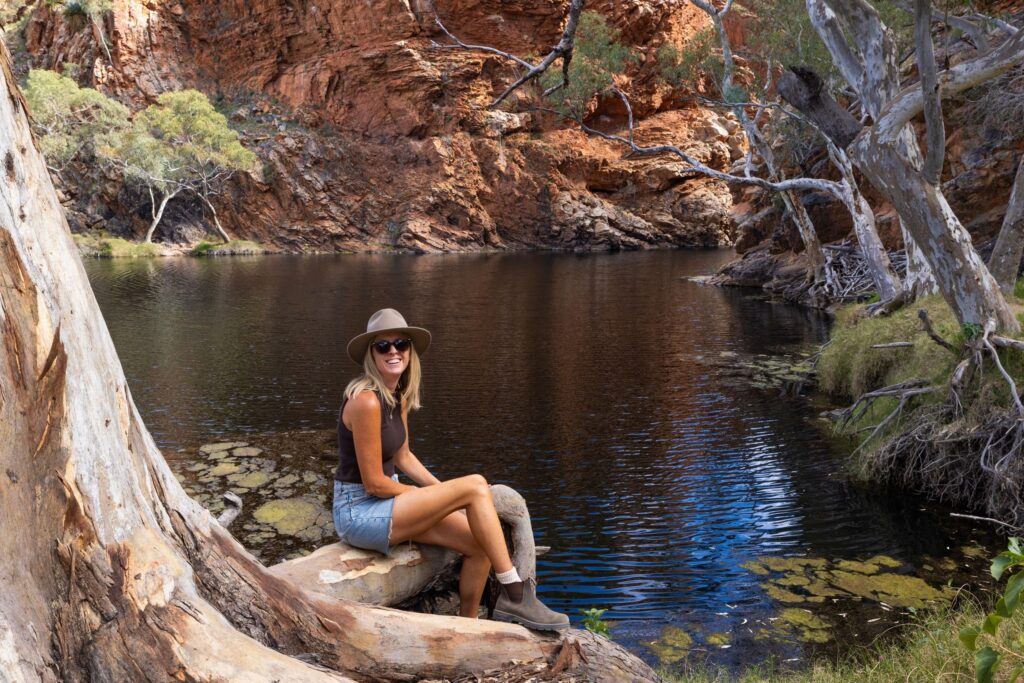 
The spectacular waterhole is fed by the West MacDonnell Ranges (Tjoritja) and surrounded by tall red cliffs and the sandy Ellery Creek. The site offers access to Sections 6 and 7 of the 231 kilometre Larapinta Trail walk via the southern alignment.